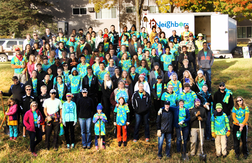 The morning of Saturday, October 10, was brisk but sunny. People came out to roll their sleeves up and work together to plant some trees. After a few hours, there were 275 new trees lining the streets of a SE neighborhood thanks to about 125 hardworking volunteers of all ages. 